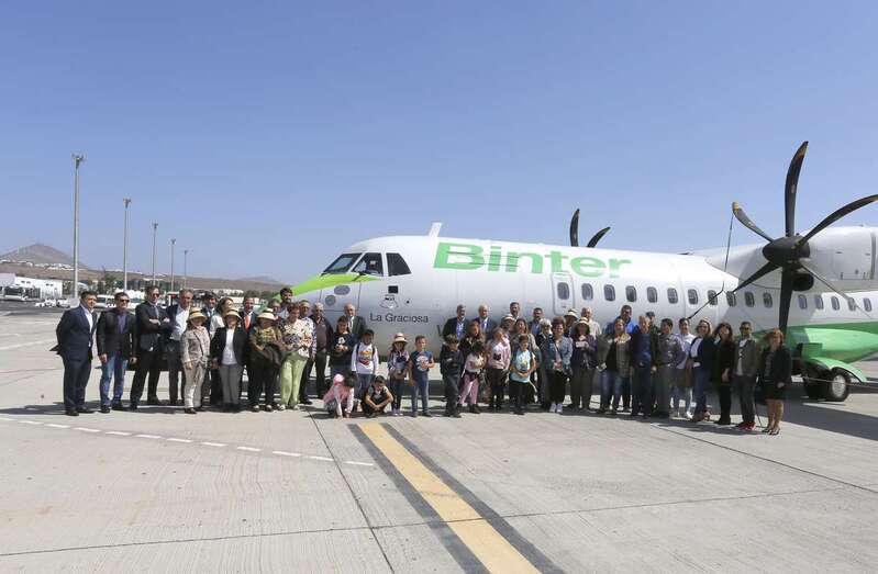 Autoridades e invitados junto al avión que llevará el nombre de La Graciosa (Foto TA)